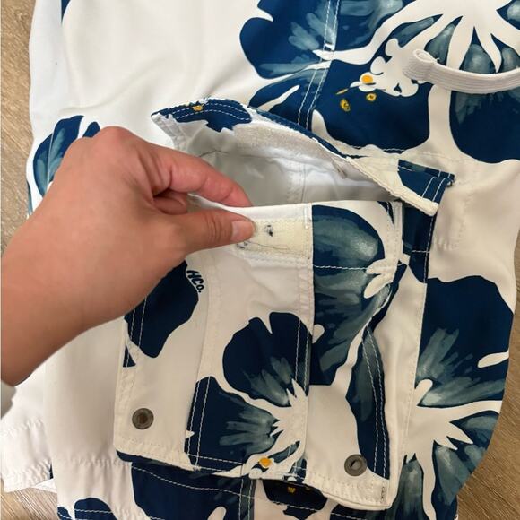 Hollister Men’s White Floral Swim Trunks Shorts size 32 - Picture 3 of 4